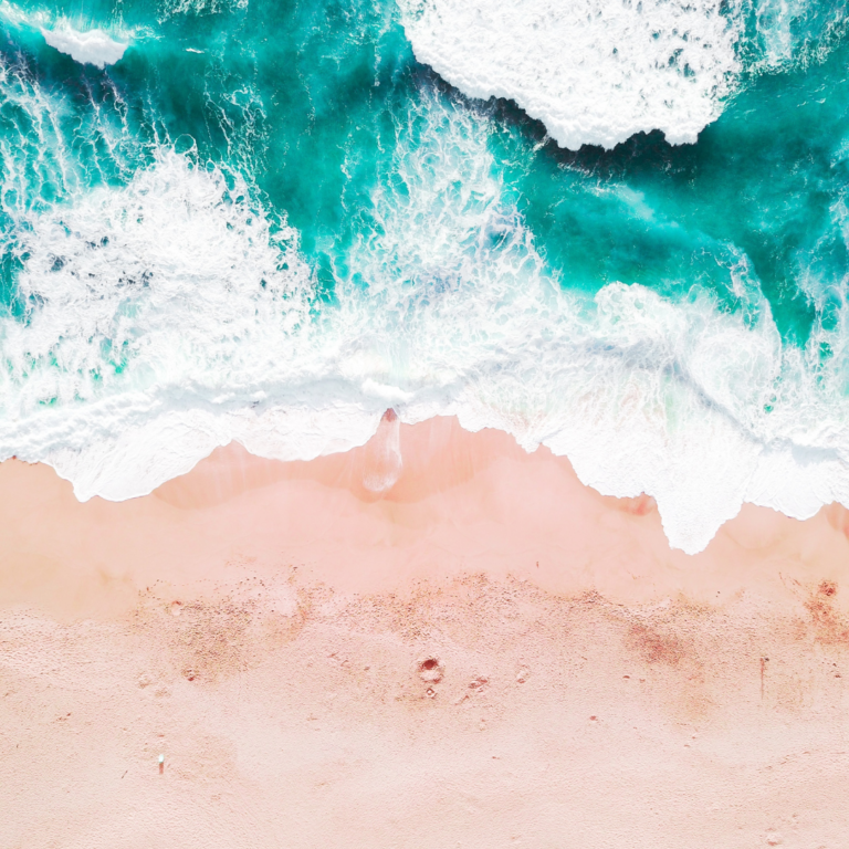 Wellen am Strand als Symbol für Trauerwellen und emotionale Schwankungen