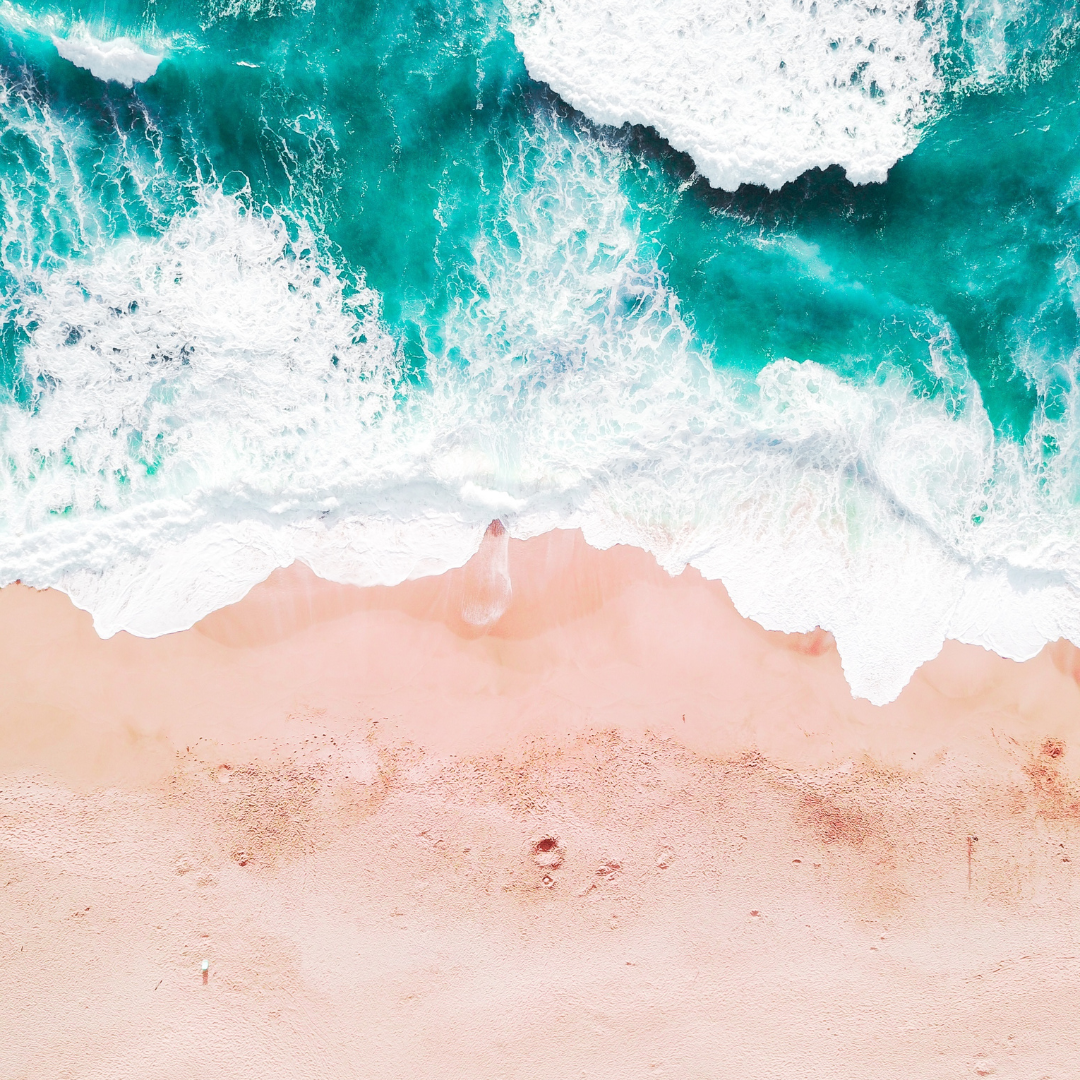 Wellen am Strand als Symbol für Trauerwellen und emotionale Schwankungen