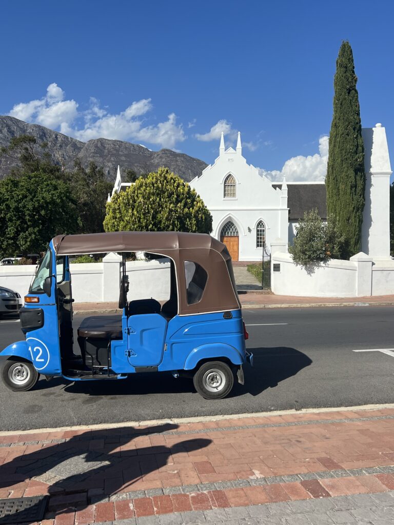 Straßenszene in Franschhoek bei Kapstadt während der Yoga Rundreise Südafrika