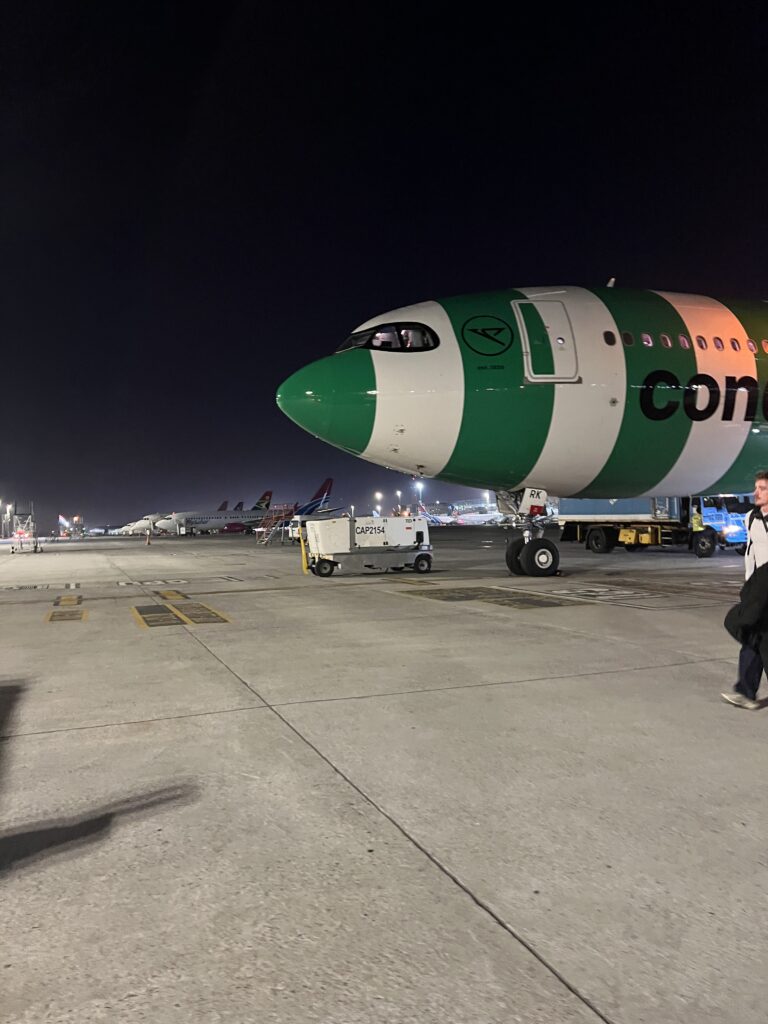 Flugzeug am Flughafen Kapstadt nachts nach Flugverspätung