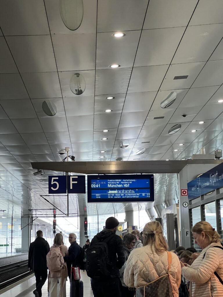 Ankunft am Flughafen in Deutschland nach der Rückreise aus Südafrika