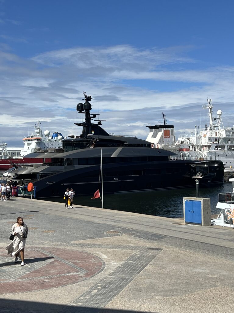 Luxusyacht in Kapstadt – Kontrast zwischen Reichtum und Realität in Südafrika