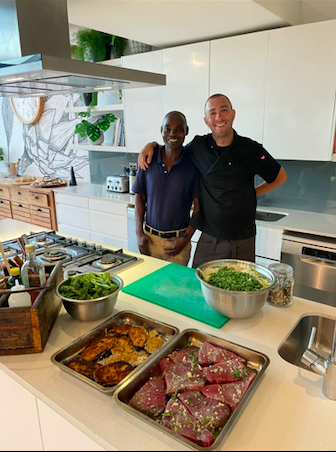 Gastgeber Thomas und Monty beim Kochen im Guesthouse Hout Bay während der Yoga Rundreise Südafrika