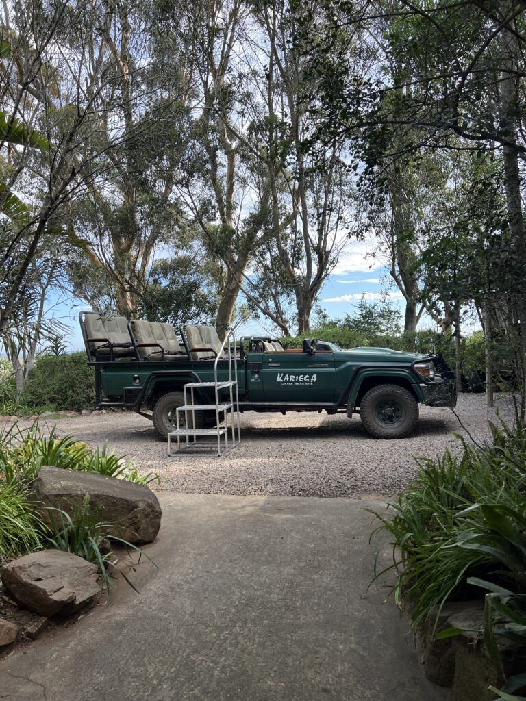 Safari Jeep im Kariega Game Reserve in Südafrika während der Yoga Rundreise