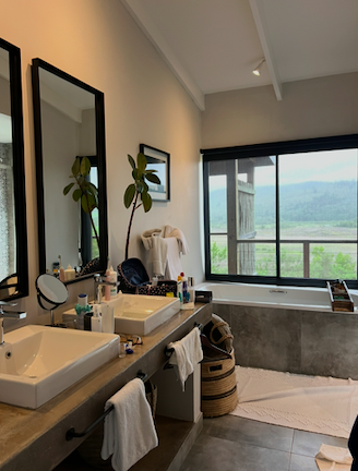 Badezimmer in der Emily Moon Lodge während der Yoga Rundreise Südafrika
