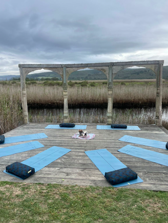 Yogaplattform in der Natur bei der Emily Moon Lodge während der Yoga Rundreise Südafrika