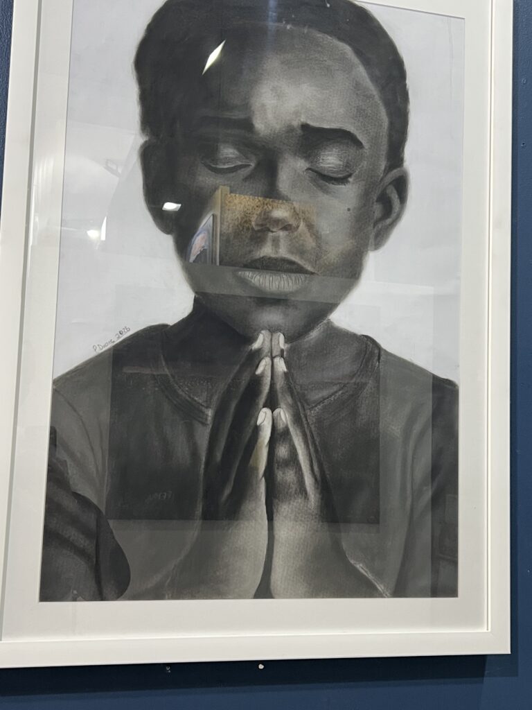 Porträt eines betenden Kindes in einer Kunstgalerie in Kapstadt während der Yoga Rundreise Südafrika