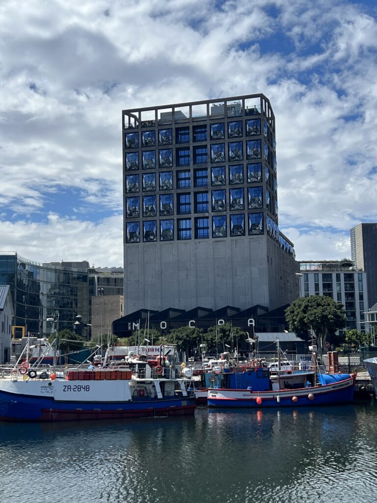 Zeitz MOCAA Museum in Kapstadt am Hafen – ehemaliges Kornsilo in Südafrika